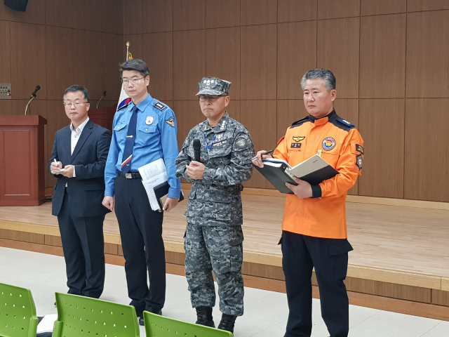 독도 헬기 추락 사고 피해자 지원을 위한 범정부수습지원단이 6일 꾸려졌다. 사진 좌측부터 이승우 행정안전부 사회재난 대응정책관, 범정부수습지원단 단장, 황상훈 동해지방해양경찰청 수색구조계장(경정), 재병렬 해군 작전사령부 특수전 전단 참모장(대령), 김청옥 소방청 중앙119구조본부 (소방령)