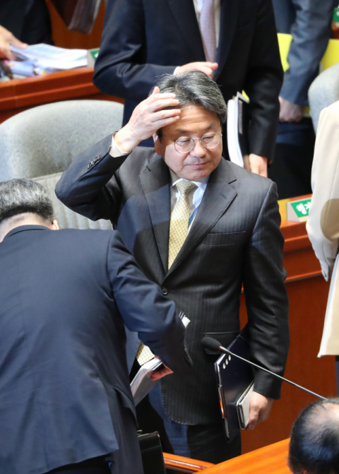 강기정 청와대 정무수석이 6일 오전 국회에서 열린 예산결산특별위원회 전체회의가 오후로 연기되자 회의장을 나서고 있다. 연합뉴스