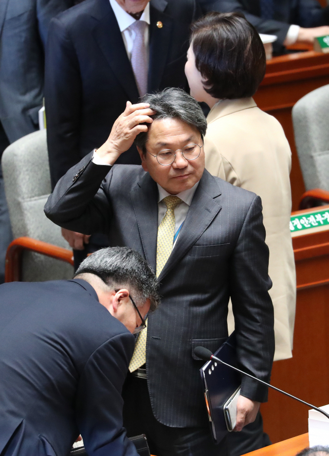 강기정 청와대 정무수석이 6일 오전 국회에서 열린 예산결산특별위원회 전체회의가 오후로 연기되자 회의장을 나서고 있다. 연합뉴스
