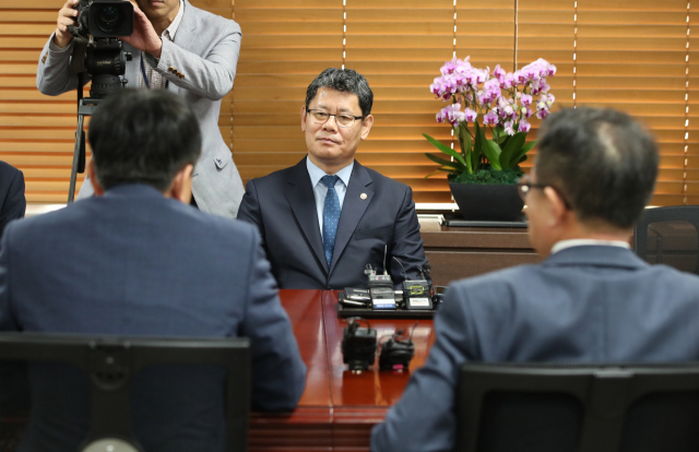 김연철 통일부 장관(가운데)이 31일 오후 서울 세종로 정부서울청사 집무실에서 금강산관광 사업자인 현대아산의 배국환 사장, 한국관광공사의 안영배 사장과 북한의 남측 시설 철거 요구 등 관련 문제를 협의하고 있다. 연합뉴스
