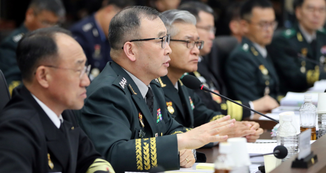 김영환 합참 정보본부장이 8일 서울 용산구 합동참모본부에서 열린 국회 국방위원회의 합동참모본부 등에 대한 국정감사에서 의원들의 질의에 답하고 있다. 연합뉴스