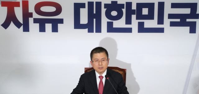 자유한국당 황교안 대표가 6일 오후 국회에서 긴급 기자간담회를 열고 발언하고 있다. 연합뉴스
