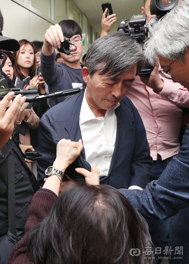 양승동(가운데) KBS 사장이 6일 대구 강서소방서를 찾아 독도 해상 추락 소방헬기 피해자 가족들에게 사과하려다 거친 항의를 받고 있다. 피해자 가족들은 KBS가 촬영한 소방헬기 동영상 원본 공개와 양승동 KBS 사장, 동영상 촬영 엔지니어, 취재기자가 함께 와서 사과해야 한다고 주장했다.성일권 기자 sungig@imaeil.com
