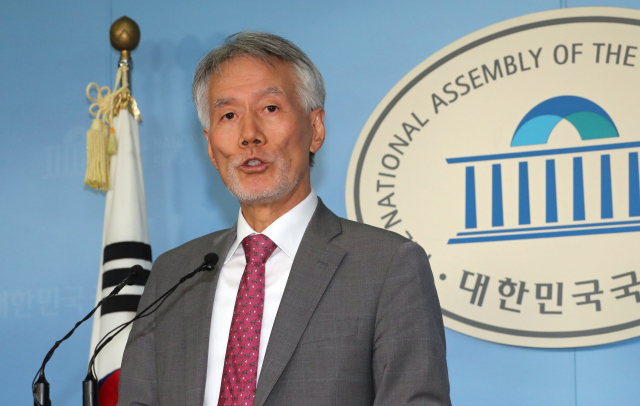 자유한국당 유민봉 의원이 6일 오후 국회 정론관에서 기자회견을 열고 총선 불출마 선언을 하고 있다. 연합뉴스