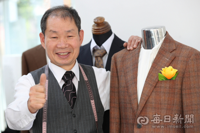 반세기 동안 맞춤양복 외길을 걸어오고 있는 고동수 대표는 예순이 넘은 현재도 재단, 봉재 등 전 파트를 모두 챙기는 노익장을 과시하고 있다. 정운철 기자 woon@imaeil.com