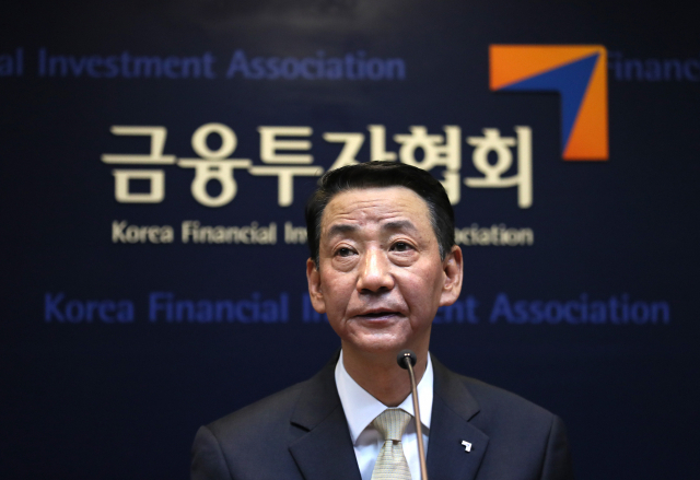 권용원 한국금융투자협회장이 6일 숨진 채 발견돼 경찰이 수사에 나섰다. 경찰에 따르면 권 회장은 이날 서울 서초구 자택에서 숨진 채 발견됐다. 경찰은 권 회장이 극단적 선택을 했을 가능성을 염두에 두고 수사 중인 것으로 알려졌다. 사진은 지난달 30일 자신의 거취 관련 기자회견에서 발언하는 권 회장. 연합뉴스