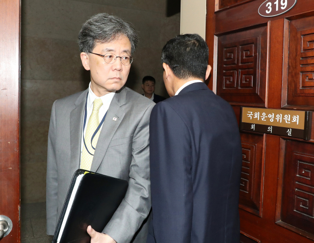 김현종 청와대 국가안보실 2차장이 1일 오전 열린 국회 운영위원회의 대통령비서실, 국가안보실, 대통령경호처 등의 국정감사에 참석하고 있다. 연합뉴스