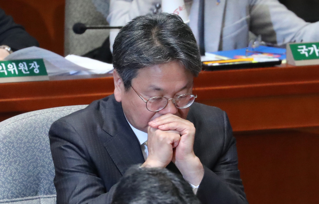강기정 청와대 정무수석이 6일 오전 국회에서 열린 예산결산특별위원회 전체회의에서 굳은 표정으로 자리하고 있다. 연합뉴스