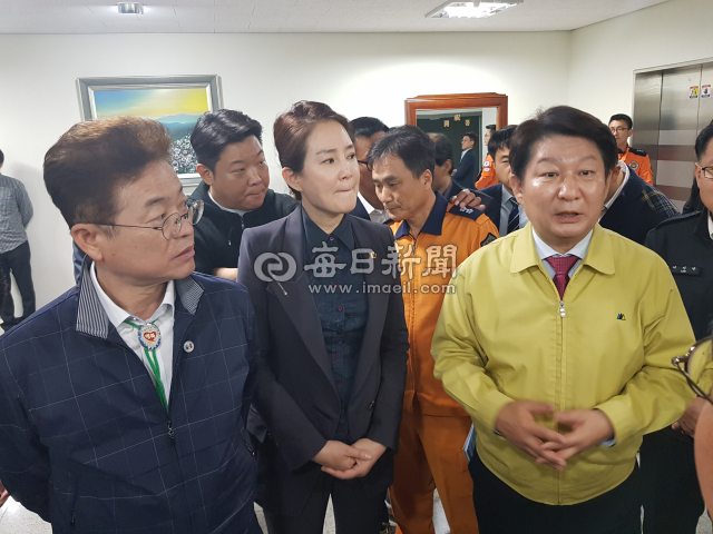 [속보] 독도 헬기 사고 피해자 가족 있는 강서소방서 이철우 경북도지사, 장경식 경북도의회 의장, 권영진 대구시장, 배지숙 대구시의회 의장 방문. (왼쪽부터) 이철우 경북도지사, 배지숙 대구시의회 의장 , 권영진 대구시장. 매일신문