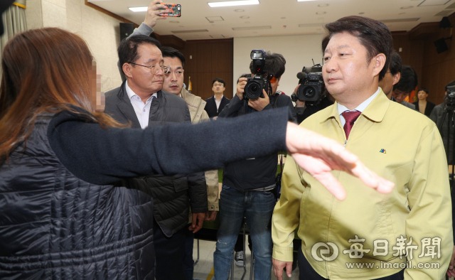 독도 해상 추락 소방헬기 피해자 가족들을 위로하기 위해 6일 대구 강서소방서를 찾은 권영진대구시장이 피해자 가족에게 거세게 항의 받고 있다. 성일권 기자 sungig@imaeil.com