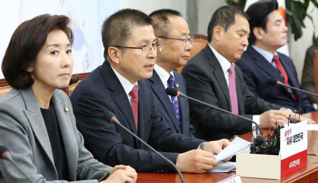 자유한국당 황교안 대표(왼쪽 두번째)가 6일 오전 국회에서 열린 최고위원-중진의원 연석회의에서 발언하고 있다. 연합뉴스