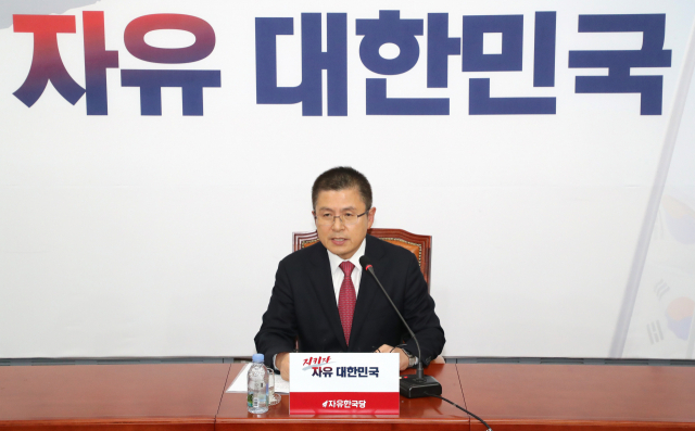 자유한국당 황교안 대표가 6일 오후 국회에서 긴급 기자간담회를 열고 발언하고 있다. 연합뉴스