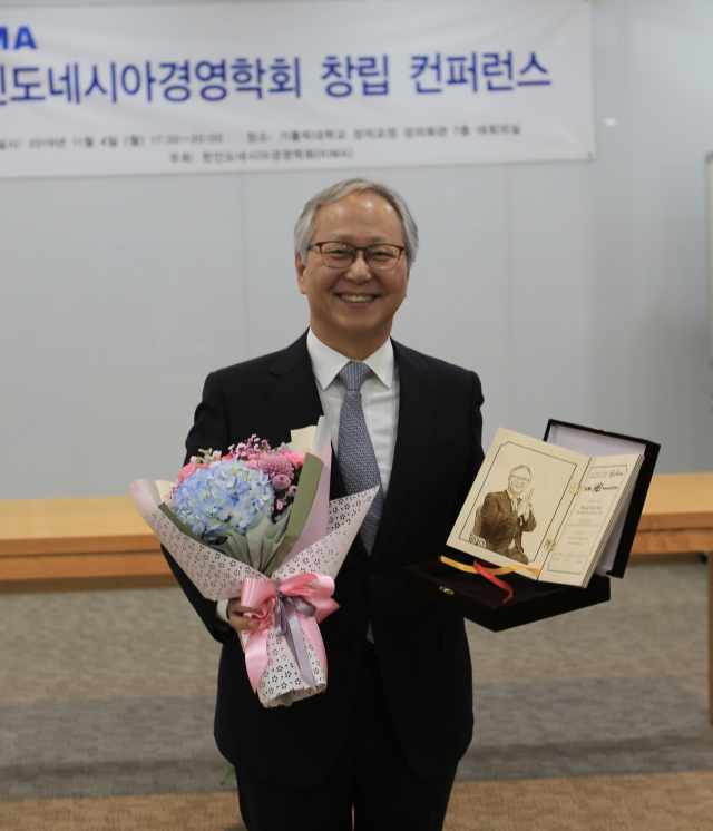 HEI Award 2019 최초 수상자가 된 박광범 (주)메가젠임플란트 대표이사.