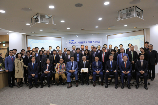 HEI Award 2019 최초 수상자가 된 박광범 (주)메가젠임플란트 대표이사(앞줄 가운데).