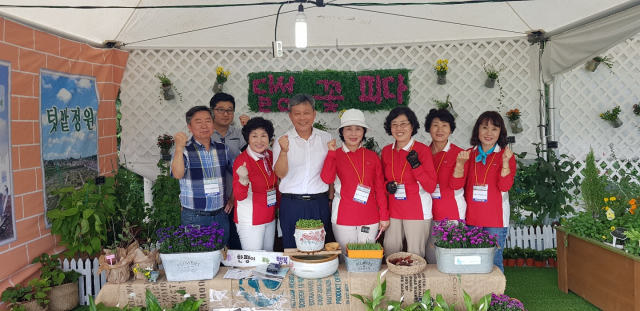 배상일 달성군농업기술센터 소장과 도시농업아카데미에 참여한 도시민들이 제7회 대구도시농업박람회에 참여해 도시농업을 이해하는 시간을 갖고 있다. 달성군 제공