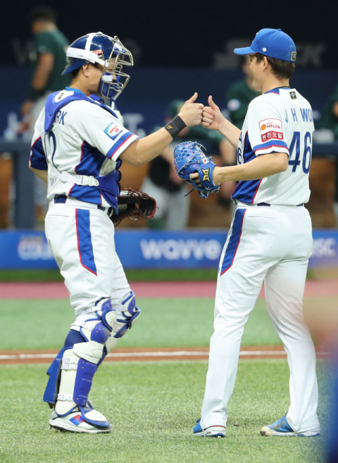 6일 서울 고척스카이돔에서 열린 2019 WBSC 프리미어12 예선라운드 C조 한국과 호주의 경기. 9회말을 무실점으로 마무리한 원종현(오른쪽)이 박세혁과 함께 엄지를 치켜세우고 있다. 연합뉴스