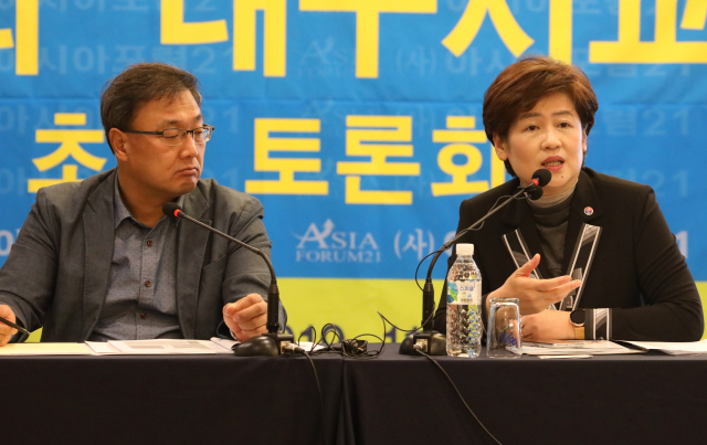 7일 오전 강은희 대구시교육감(오른쪽)이 대구 호텔 수성에서 열린 아시아포럼21 초청