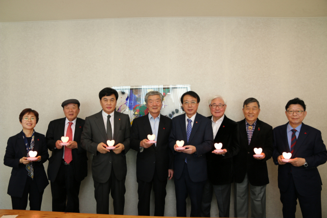 좌측부터 이희정 대구모금회 사무처장, 도충구 8대 회장, 강영신 설립위원장, 김을영 초대 회장, 김수학 현 회장, 조해녕 9·10대 회장, 박정우 5·6대 회장, 진영환 전 명예회장. 대구모금회 제공.