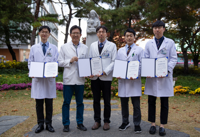 왼쪽부터 대구가톨릭대병원 재활의학과 우인호 전공의, 박기영 교수, 권동락 교수, 김동한 전공의, 김강립 전공의