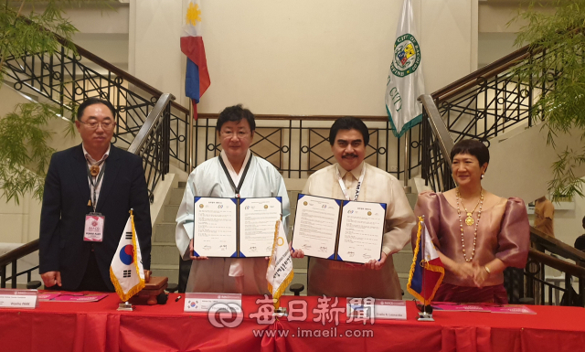 박원호 (재)안동축제관광재단 집행위원장(왼쪽부터), 권영세 안동시장, 에벨리오 레오나르디아 바콜로드시장, 시장 부인 엘사 레오나르디아 여사가 양 도시의 문화교류 협약서를 작성하고 기념촬영을 하고 있다. 필리핀 바콜로드에서 엄재진 기자
