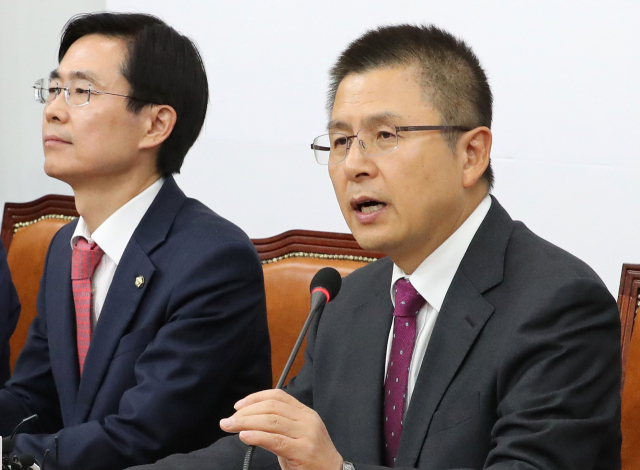 자유한국당 황교안 대표(오른쪽)가 7일 오전 국회에서 열린 최고위원회의에서 발언하고 있다. 연합뉴스