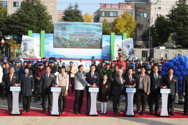 포항시가 7일 옛 중앙초교에서 포항형 도시재생 뉴딜사업 첫 삽을 떴다. 포항시 제공