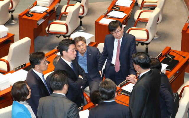 6일 비경제부처 예산안 심사를 이어가는 국회 예산결산특별위원회 전체회의가 강기정 청와대 정무수석의 운영위원회 고성 논란으로 자유한국당 의원들이 불참해 파행된 가운데 김상조 정책실장과 더불어민주당 전해철 의원(오른쪽) 등이 이야기를 나누고 있다. 연합뉴스
