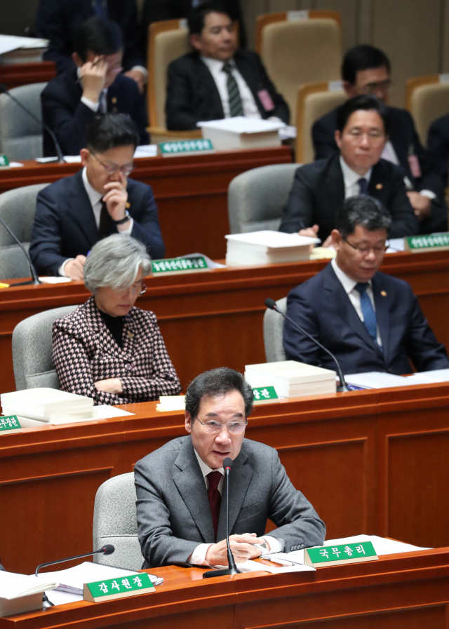 이낙연 국무총리가 7일 오전 국회에서 열린 예산결산특별위원회 전체회의에서 의원 질의에 답변하고 있다. 연합뉴스