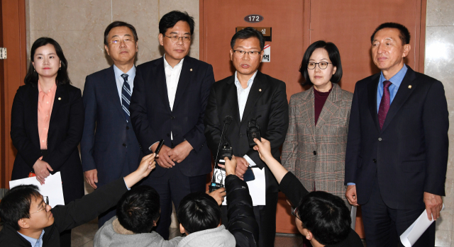 자유한국당 초선의원들이 7일 오후 국회 정론관에서 당내 인적 쇄신과 보수통합을 촉구하는 성명서를 발표를 마친 뒤 취재진의 질문에 답변하고 있다. 왼쪽부터 신보라, 김종섭, 송언석, 이양수, 김현아, 김석기 의원. 연합뉴스