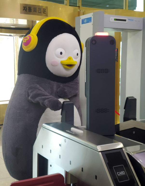 최근 외교부를 방문한 펭수가 정부서울청사