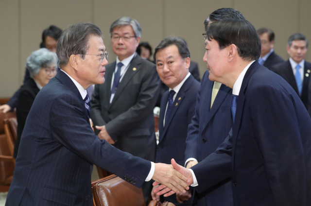 문재인 대통령과 윤석열 전 검찰총장이 지난해 6월 8일 청와대에서 열린 반부패정책협의회에서 인사하고 있다. 연합뉴스