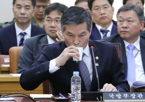 정경두 국방부 장관이 7일 오후 국회에서 열린 국방위원회 전체회의에서 물 마시고 있다. 연합뉴스