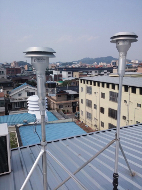 영주시 휴천2동 사무소에 설치된 미세먼지 측정기. 이곳에서 측정한 미세먼지 농도는 도내에서 가장 높은 수준을 나타내고 있다. 마경대 기자