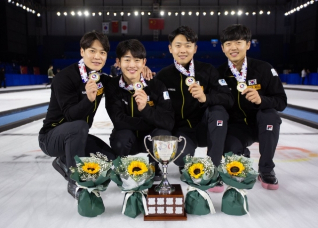 9일 중국 선전에서 끝난 2019 아시아태평양컬링선수권에서 일본을 꺾고 우승한 경북체육회 컬링팀이 금메달을 목에 걸고 활짝 웃고 있다. 세계컬링연맹(WCF) 제공