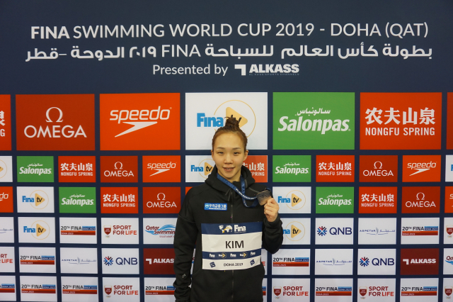 한국 여자수영 김서영이 10일 카타르 도하에서 열린 2019 국제수영연맹(FINA) 경영 월드컵 7차 대회 여자 개인혼영 200ｍ 결승에서 2분11초44의 기록으로 은메달을 따낸 뒤 기념촬영 하고 있다. 연합뉴스
