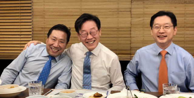 양정철 민주연구원장(왼쪽부터), 이재명 경기지사와 김경수 경남지사가 지난 달 28일 경기도 수원에서 만나 저녁 식사를 함께 하고 있다. 연합뉴스