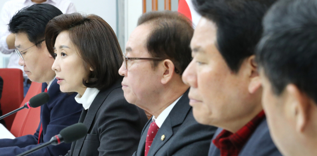 자유한국당 나경원 원내대표(왼쪽 두번째)가 10일 오후 국회에서 열린 예산정책과 관련한 기자간담회에서 발언하고 있다. 연합뉴스