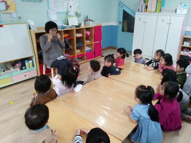 전미순(69) 동화할머니의 동화 이야기에 어린이들이 빠져들고 있다. 전 씨의 동화구연에는 하모니카와 뜨개질로 만든 벌·딸기 등 다양한 소품이 등장한다. 3~4세 어린 아이들인 만큼, 잠시만 방심해도 금방 집중력이 흩어지기 때문에 세심한 준비가 필요하다. 전미순 씨 제공
