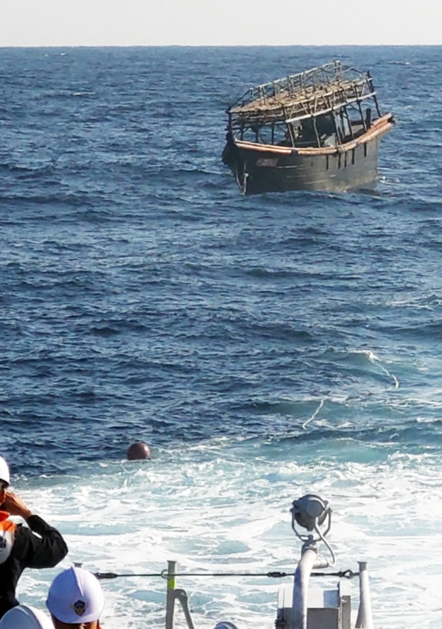 8일 오후 해군이 동해상에서 북한 목선을 북측에 인계하고 있다. 해당 목선은 16명의 동료 승선원을 살해하고 도피 중 군 당국에 나포된 북한 주민 2명이 승선했던 목선으로, 탈북 주민 2명은 전날 북한으로 추방됐다. [통일부 제공. 재판매 및 DB금지] 연합뉴스
