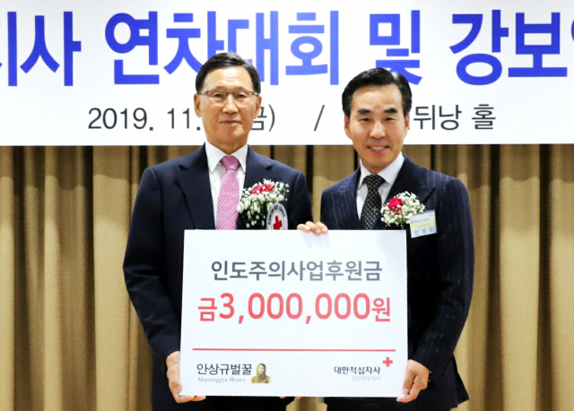 ㈜안상규벌꿀 안상규(오른쪽)대표
