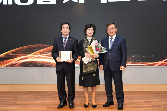 서석조 영해농협 조합장(왼쪽 첫 번째)과 도기윤 경북농협 본부장(오른쪽 첫 번째)이 함께 수상기념사진을 찍고 있다. 경북농협 제공
