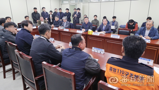 11일 대구 강서소방서에서 독도 해상 추락 소방헬기 실종자 가족 대표, 범정부현장수습지원단, 민간 잠수사 등이 참여해 민간 잠수전문가 투입 등을 위한 회의를 하고 있다. 성일권 기자 sungig@imaeil.com