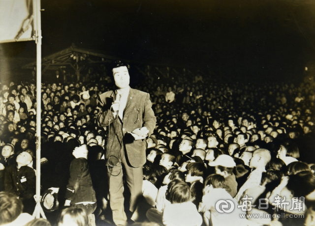 1962년 예천군 감천면 주민들이 운동장에서 농촌계몽을 주제로 한 영화를 보고 있다. 왼쪽에 보이는 가설물이 스크린이다. 독자 송일호 씨 제공.