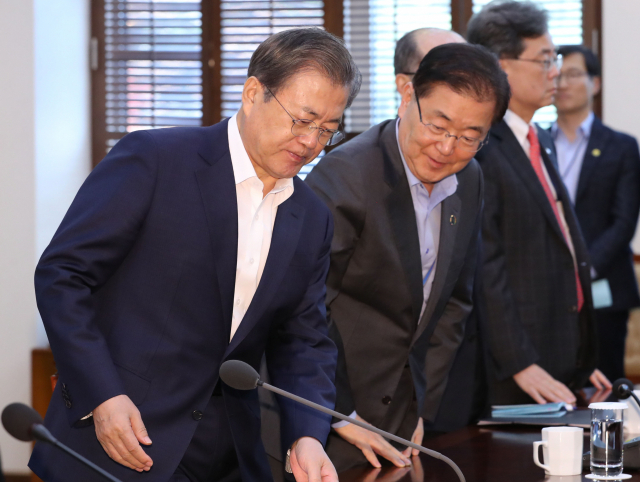 문재인 대통령이 11일 오후 청와대에서 열린 수석·보좌관회의에 참석하고 있다. 오른쪽은 정의용 국가안보실장. 연합뉴스