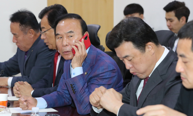 박덕흠 의원(왼쪽 세번째) 등 자유한국당 재선 의원들이 12일 오전 국회 의원회관에서 보수통합과 당내 인적쇄신 등에 대한 의견을 교환하기 위해 회동하고 있다. 연합뉴스