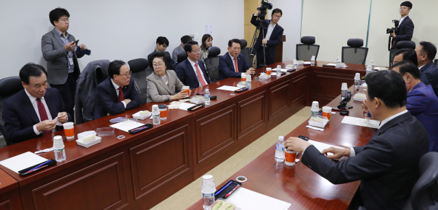 자유한국당 재선 의원들이 12일 오전 국회 의원회관에서 보수통합과 당내 인적쇄신 등에 대한 의견을 교환하기 위해 회동하고 있다. 연합뉴스