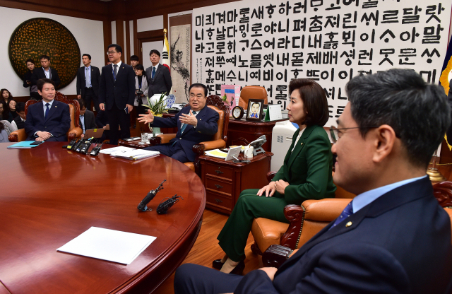 문희상 국회의장이 12일 오전 국회에서 교섭단체 원내대표들과 회동하고 있다. 왼쪽부터 더불어민주당 이인영 원내대표, 문 의장, 자유한국당 나경원 원내대표, 바른미래당 오신환 원내대표. 연합뉴스