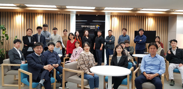한국장애인고용공단 경북지사 임직원 관계자들이 구미 송정동 KB손해보험 6층으로 이전한 새로운 청사에서 기념촬영을 하고 있다. 한국장애인고용공단 제공