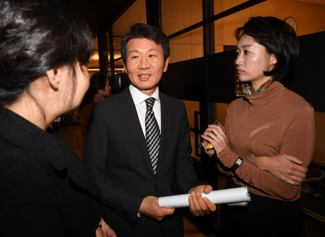 정몽규 현대산업개발 회장이 12일 오후 서울 용산구 현대산업개발 본사 대회의실에 마련된 기자회견장에서 아시아나 항공 인수 우선협상대상자 선정 관련 입장 발표를 마치고 밖으로 나서며 취재진의 질문에 답하고 있다. 연합뉴스