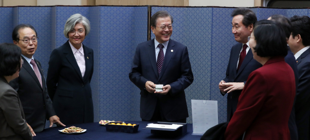 문재인 대통령이 12일 오전 부산에서 국무회의 전 이낙연 총리 등과 대화하고 있다. 연합뉴스